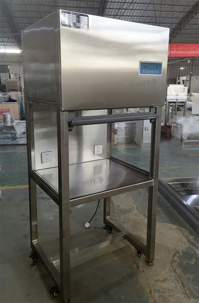 升降門超凈工作臺是采用單向空氣流，室內空氣經預初效過濾器進入靜壓箱，再經過高效空氣過濾器，最后在操作區內形成高度潔凈的單向空氣流，是提供操作區高潔凈度工作環境的理想設備。